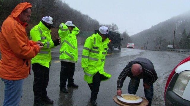 Cankurtaran Geçidi’nde Kar Başlamadan Sürücüleri El İlanları İle Uyarılarda Bulundular