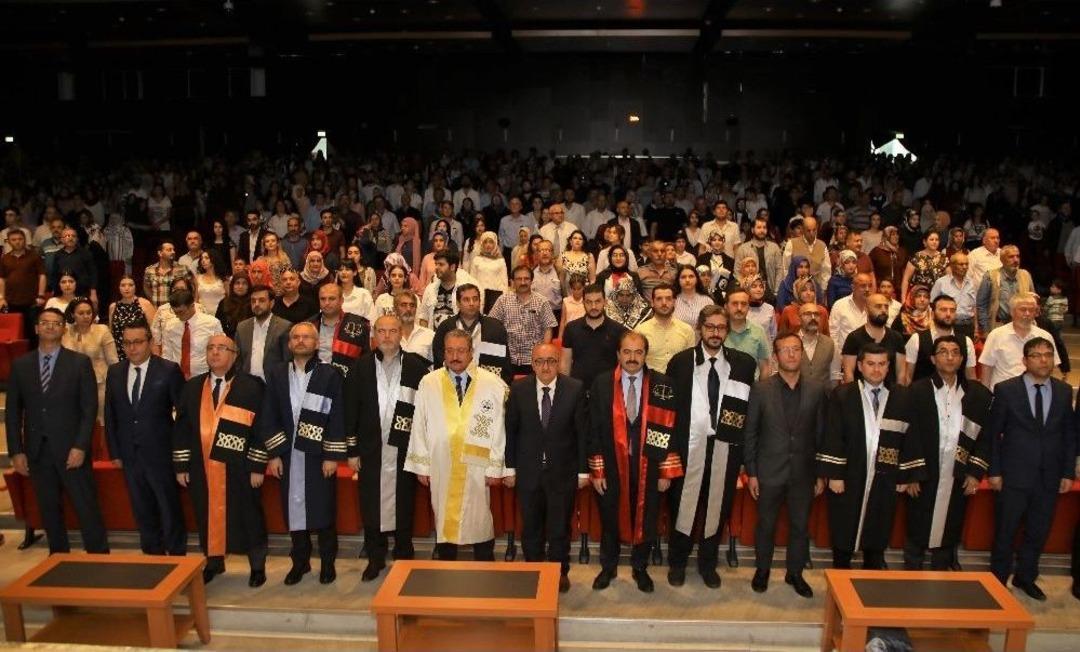 Er&uuml; İletişim Fak&uuml;ltesi 2017-2018 Mezunlarını Verdi