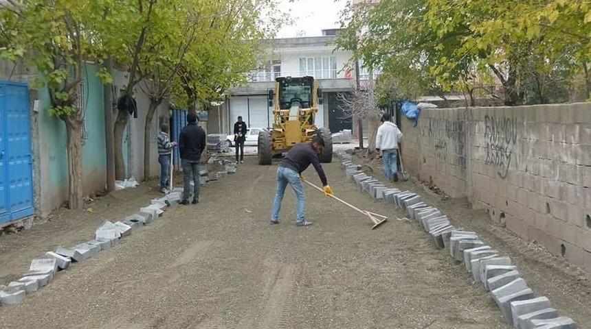 Kahta İl&ccedil;esinde Kilit Parke Taşı D&ouml;şeme &Ccedil;alışmaları Devam Ediyor