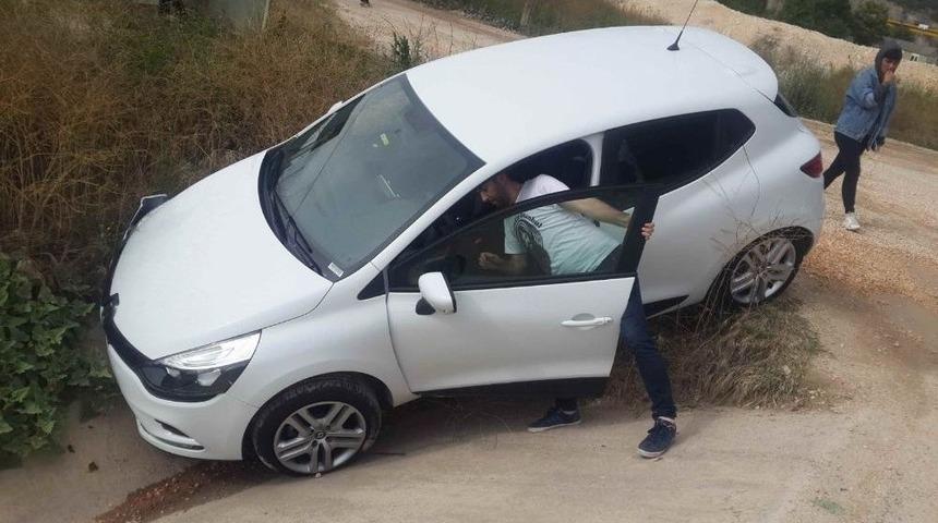 Otomobil Sulama Kanalına Devrildi