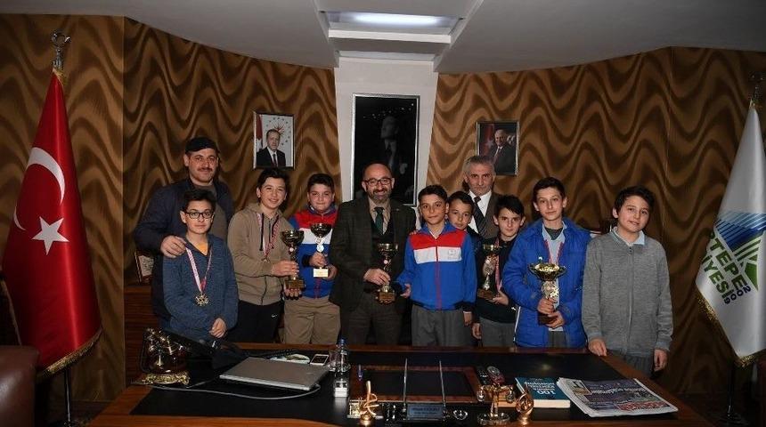 Başkan &Uuml;z&uuml;lmez, Bocce Şampiyonlarını Ağırladı