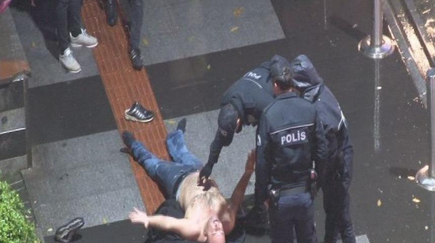 Yağmurlu Havada Soyundu, Meydanı Birbirine Kattı