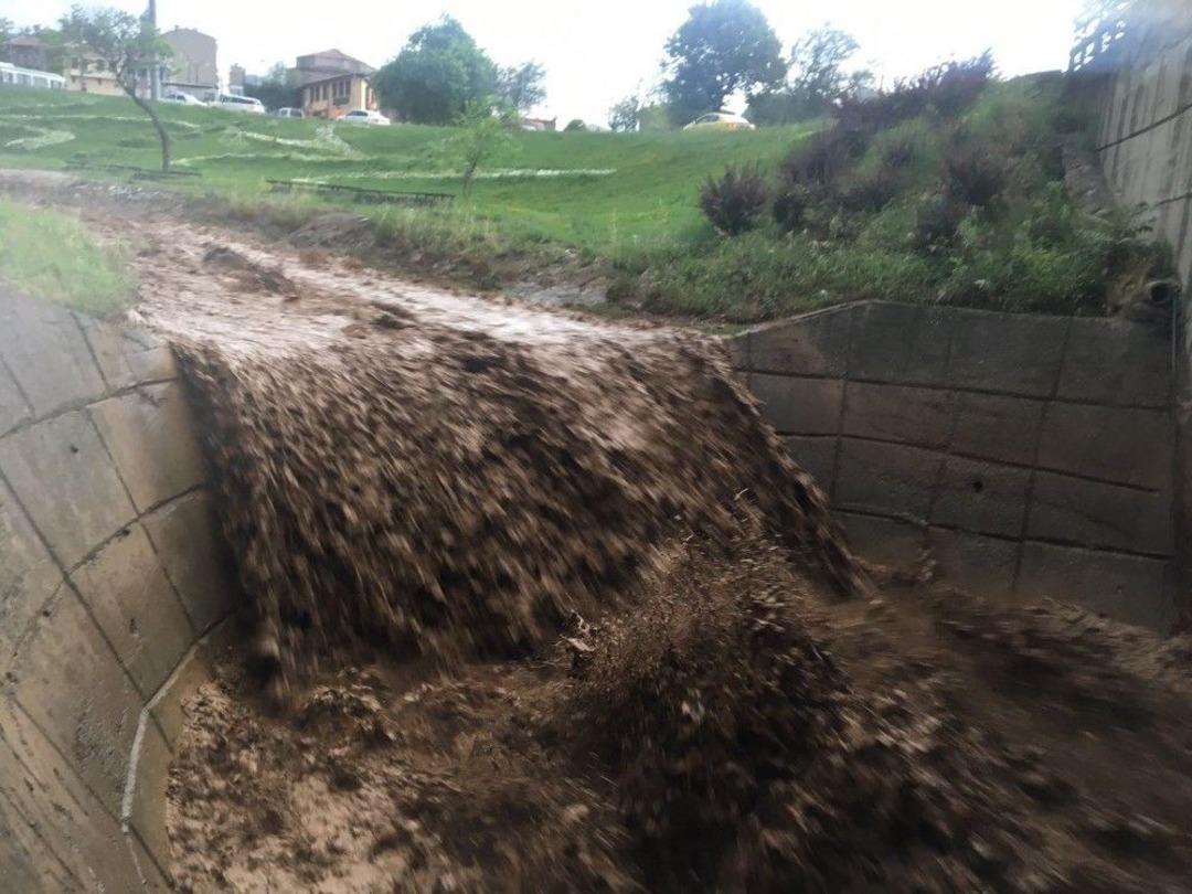 Bursa&rsquo;da Yollar Dereye D&ouml;nd&uuml;, Ara&ccedil;lar Yolda Kaldı