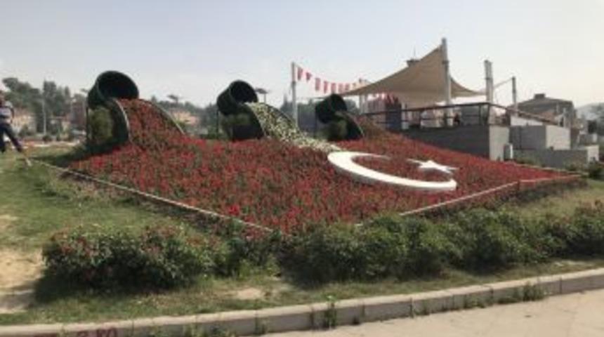 Karab&uuml;k&rsquo;te T&uuml;rk Bayrağı &Ccedil;i&ccedil;ek A&ccedil;tı