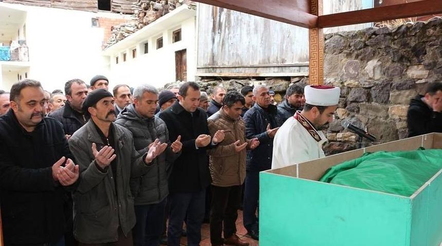 Olurlu Yal&ccedil;ın &Ouml;ğretmen&rsquo;in Ani &Ouml;l&uuml;m&uuml; İl&ccedil;eyi Yasa Boğdu