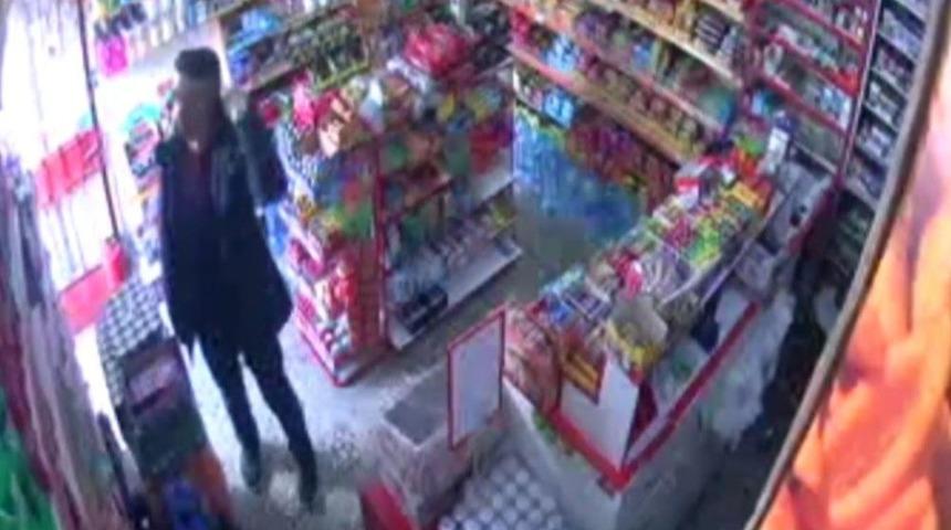 &Ccedil;aldığı 5 Bin 500 Lirayı &Ccedil;orabına Ve Cebine Koydu