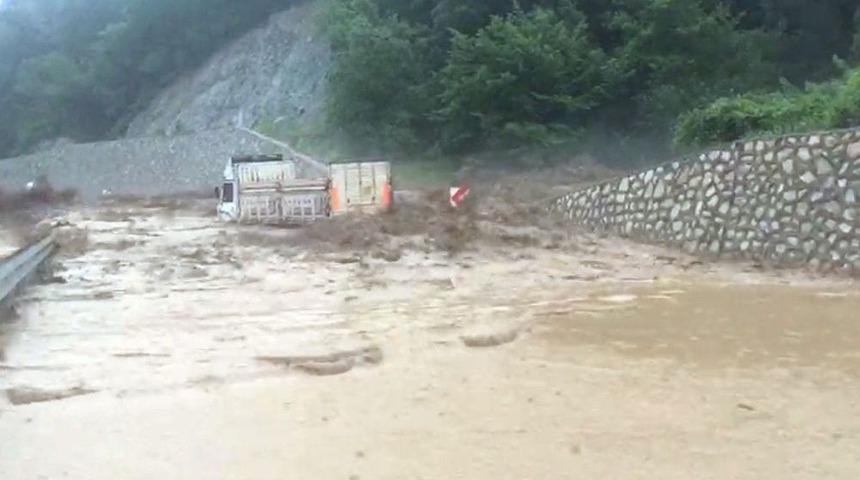 Bursa’da Sel Suları Kamyonu Devirdi