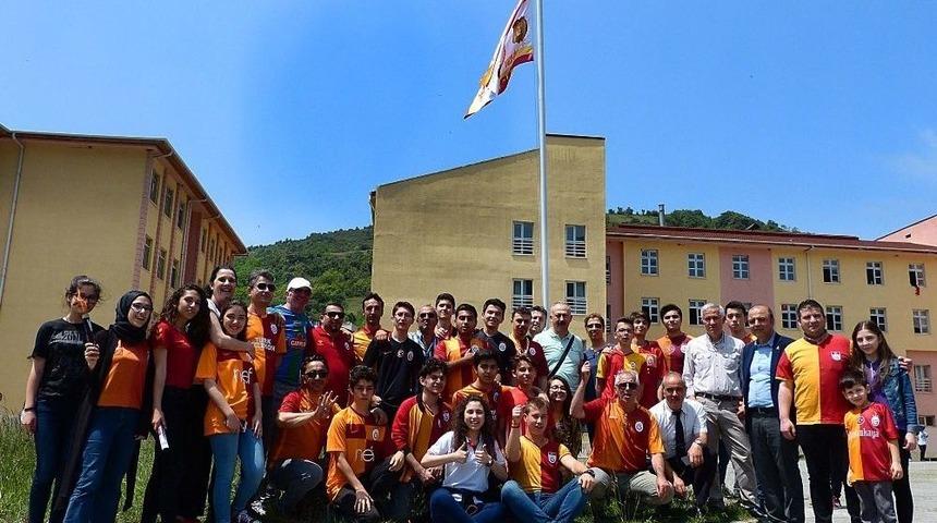 Meşaleler Yakıp Galatasaray Bayrağı’nı Göndere Çektiler