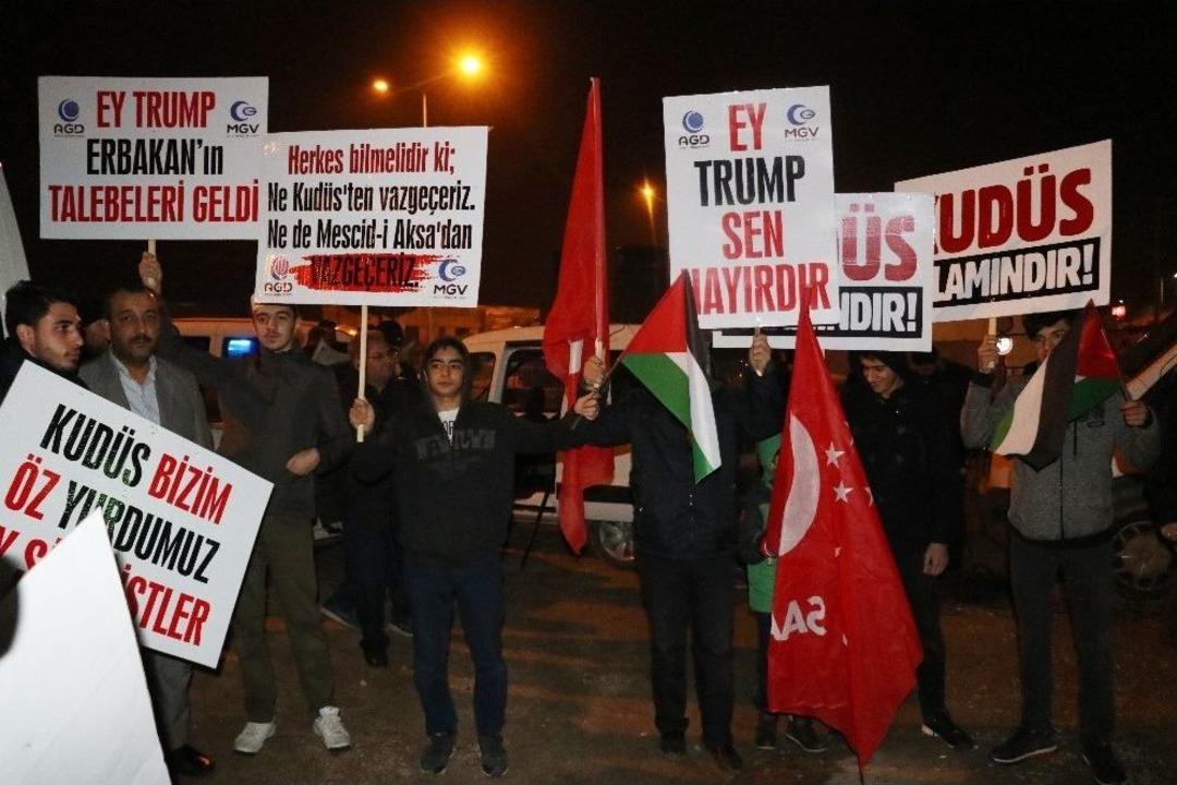 Adana&rsquo;da Anadolu Gen&ccedil;lik Derneği Trump&rsquo;ı Protesto Etti