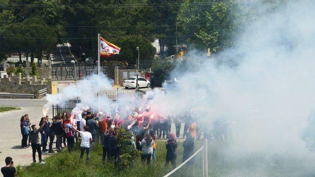 Meşaleler Yakıp Galatasaray Bayrağı’nı Göndere Çektiler