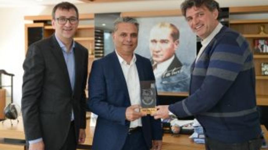 Başkan Uysal&rsquo;a Teşekk&uuml;r Plaketi