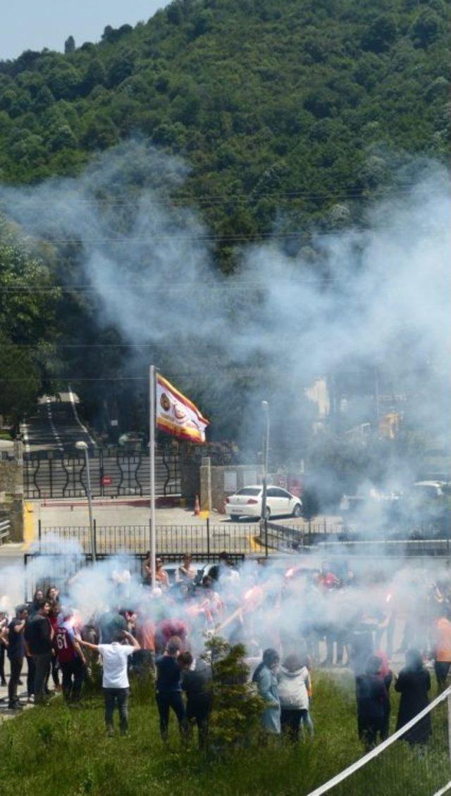 Meşaleler Yakıp Galatasaray Bayrağı’nı Göndere Çektiler