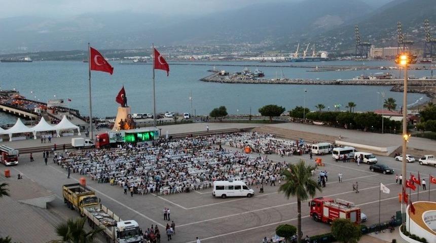 Hatay B&uuml;y&uuml;kşehir Belediyesi İskenderun&rsquo;da İftar Verdi