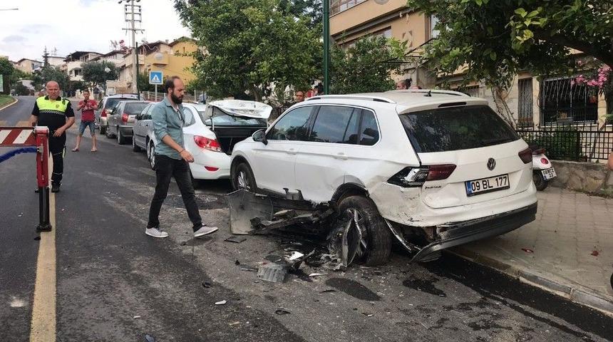 Direksiyon Hakimiyetini Kaybeden S&uuml;r&uuml;c&uuml; Park Halindeki Ara&ccedil;lara &Ccedil;arptı