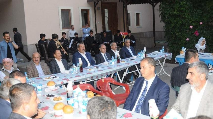 Vali Aktaş, Mahalle Muhtarlarıyla İftarda Buluştu