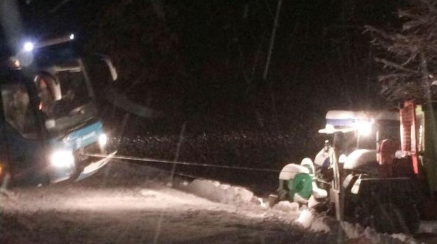 Otob&uuml;s K&ouml;y Yolunda Mahsur Kaldı