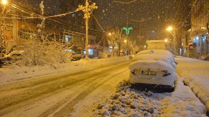 Y&uuml;ksekova&rsquo;da Yoğun Kar Yağışı