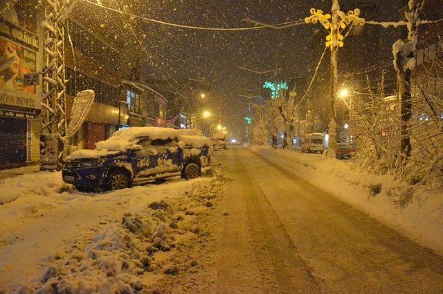 Y&uuml;ksekova&rsquo;da Yoğun Kar Yağışı 1
