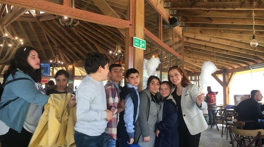 El Ele Verip Engelleri Aşıyorlar