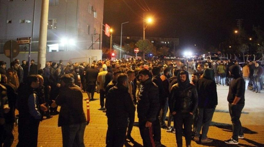 Şanlıurfasporlu Futbolcu Ve Taraftarlar Emniyetin &Ouml;n&uuml;nde Toplandı