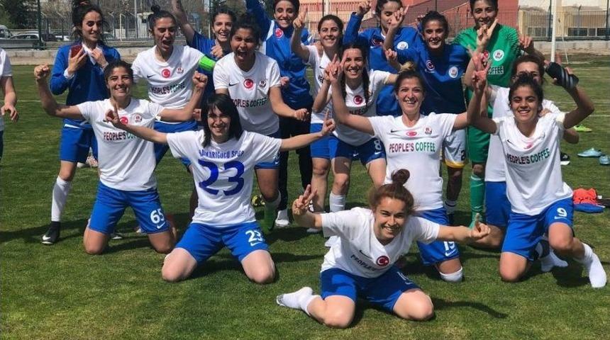 Hakkarig&uuml;c&uuml; Kadın Takımı 1. Lig Yolunda