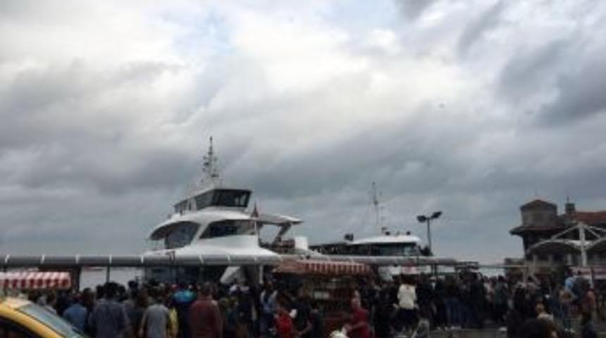 Beşiktaş&rsquo;ta Tekne İskeleye &Ccedil;arptı: 3 Yaralı