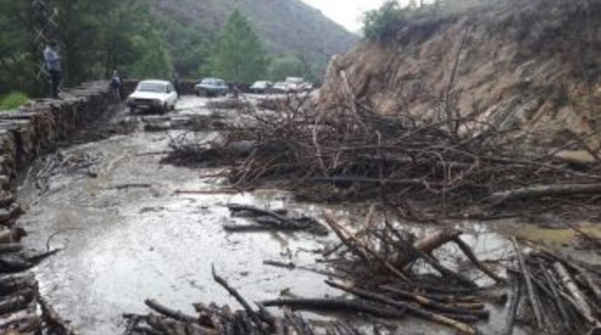 Emet&rsquo;te Sağarak Yağış Hayatı Fel&ccedil; Etti