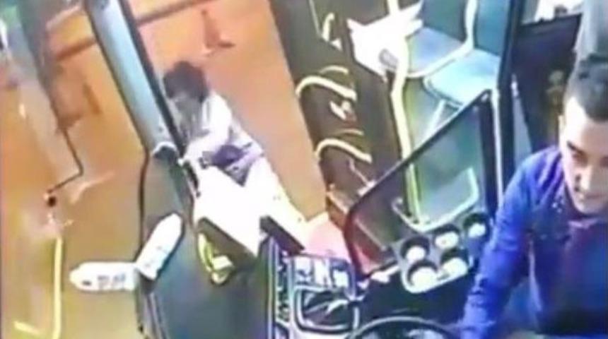 Seyir Halindeki Halk Otob&uuml;s&uuml;nden D&uuml;şen Yolcu &Ouml;l&uuml;mden D&ouml;nd&uuml;