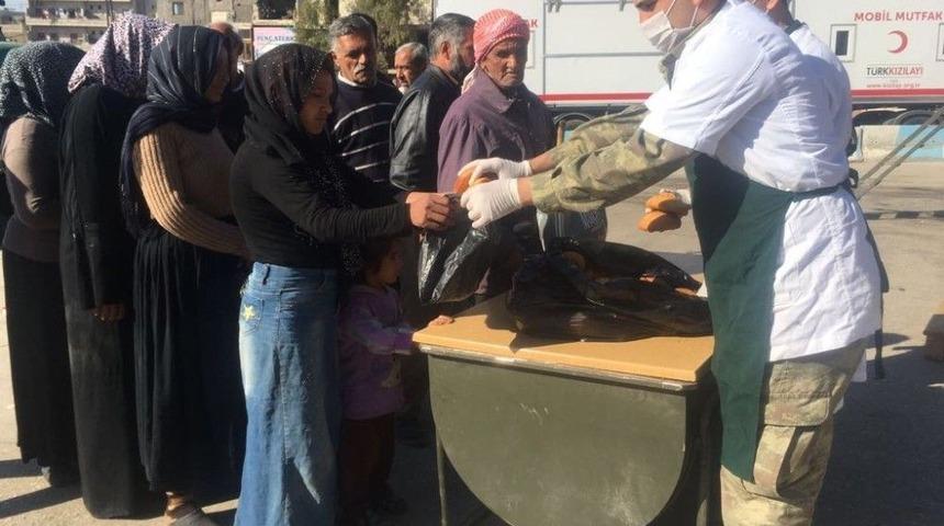 Mehmet&ccedil;ik Afrin&rsquo;de Ekmeğini Halkla Paylaşıyor