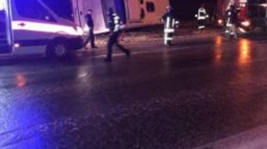 İş&ccedil;ileri Taşıyan Midib&uuml;s Devrildi: 7 Yaralı