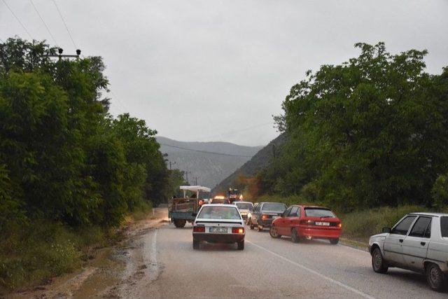 Tosya-kastamonu Yolu Heyelan Ve Selden Araç Trafiğine Kapandı