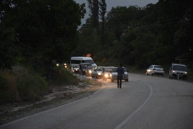 Tosya-kastamonu Yolu Heyelan Ve Selden Araç Trafiğine Kapandı