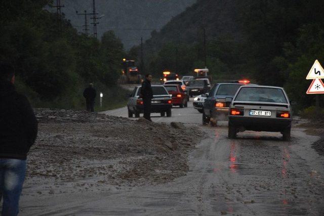 Tosya-kastamonu Yolu Heyelan Ve Selden Araç Trafiğine Kapandı