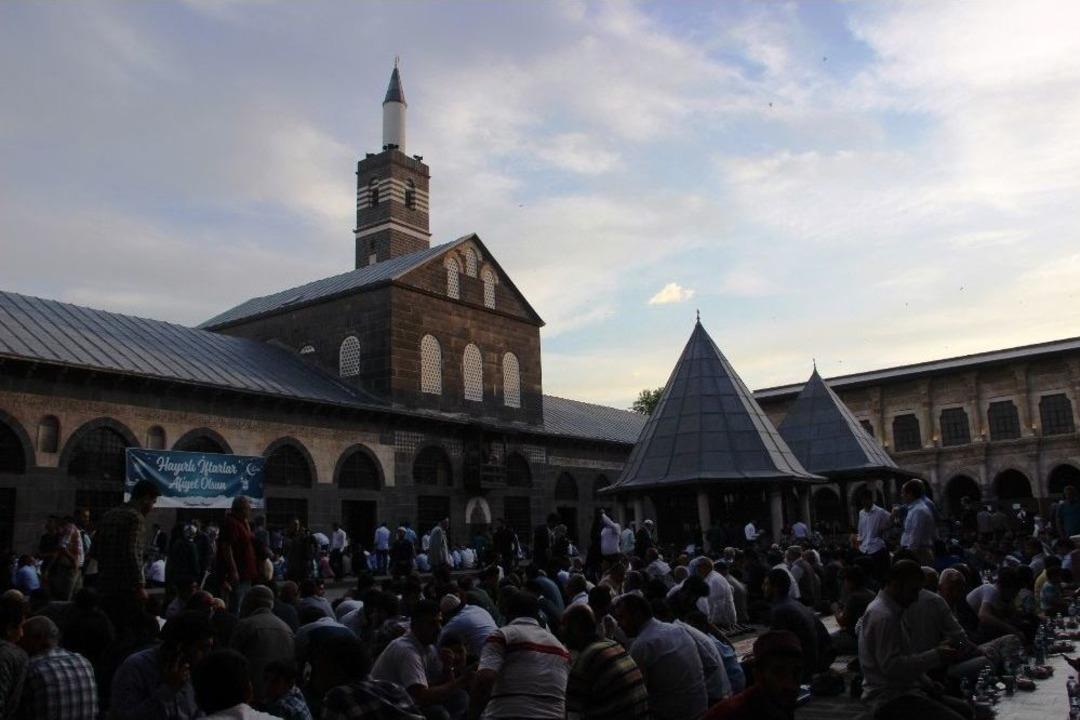 Diyanet İşleri Başkan Yardımcısı Burhan İşliyen: &ldquo;diyarbakırlı &Ccedil;ocukların Elinde Taş Değil, Kalem, Kitap Ve G&uuml;l Olmalı&rdquo;