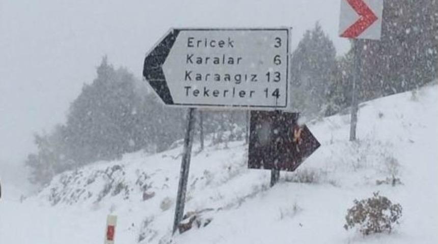 Aşırı Kar Yağışı O İl&ccedil;ede K&ouml;y Yollarını Kapattı, Ekipler A&ccedil;tı