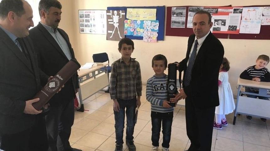 Kaymakam &Ouml;ner, Kırtıklı &Ccedil;ocukları Sevindirdi