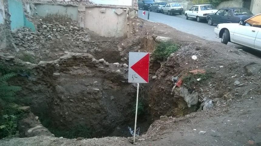 Kazı &Ccedil;ukuru Mahalleliyi Tedirgin Etti