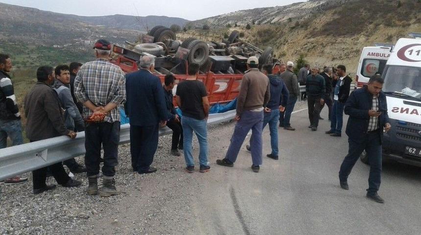 Kamyon Ters D&ouml;nd&uuml;, Yara Almadan Kurtuldular