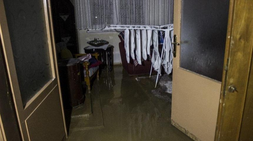 Bursa&rsquo;da 7 Saat Sonra Heyelan Ve Selin Altında Kalan K&ouml;ye Ulaşım Sağlandı