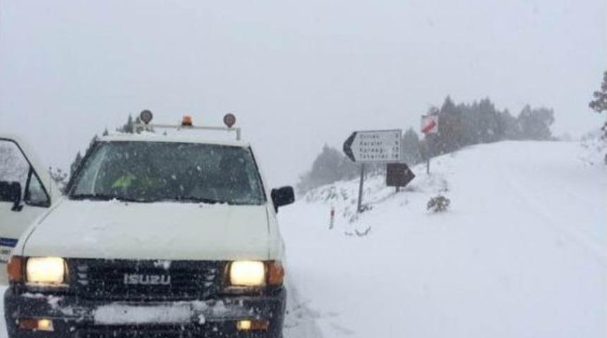 Yoğun Kar Bursa&rsquo;nın Dağ İl&ccedil;elerinde Ulaşımda Zor Anlar Yaşatıyor