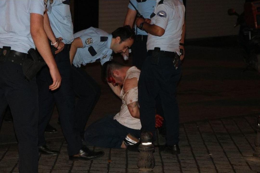 Kadık&ouml;y Bı&ccedil;aklı Kavga 1&rsquo;i Ağır 2 Yaralı