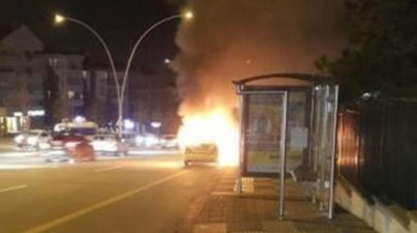 Alev Topuna D&ouml;nen Otomobilden Son Anda Kurtuldu