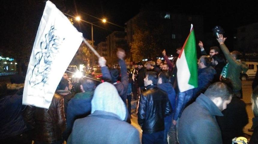 Abd Temsilciliği &Ouml;n&uuml;nde Dualı Kud&uuml;s Protestosu