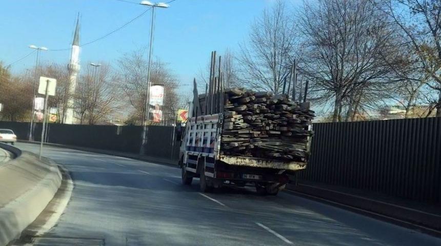 (&ouml;zel) Aşırı Y&uuml;kl&uuml; Kamyonetin Tehlikeli Seyri Kamerada