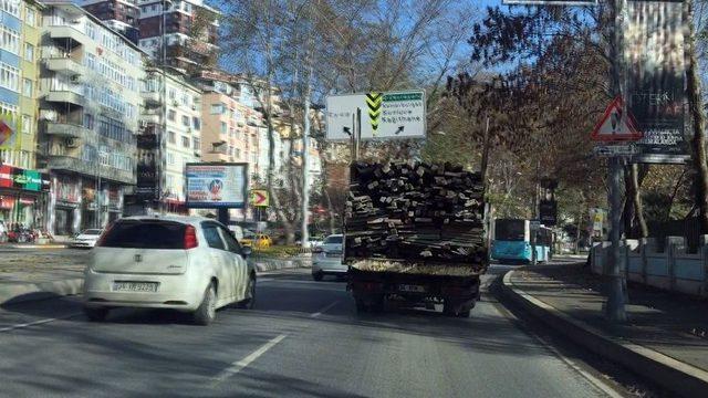 (özel) Aşırı Yüklü Kamyonetin Tehlikeli Seyri Kamerada