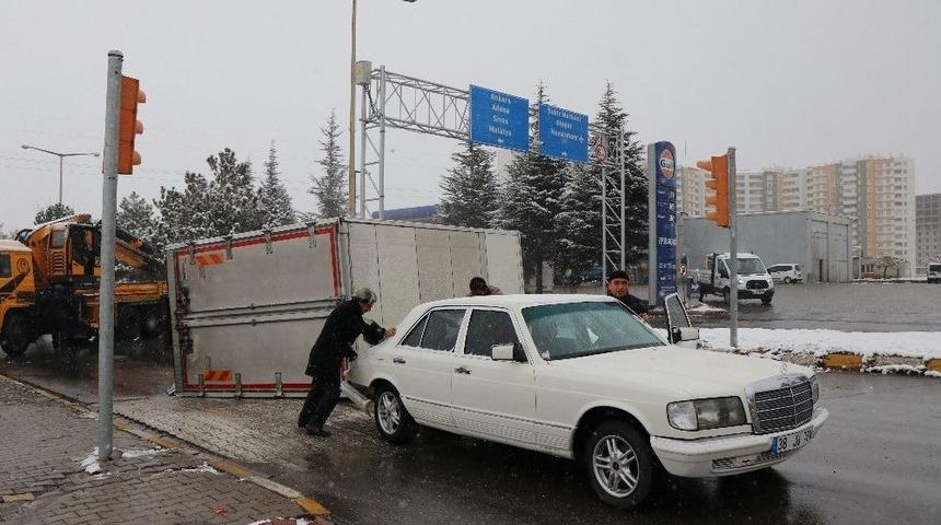 Kamyonet, Otomobilin &Uuml;st&uuml;ne Devrildi