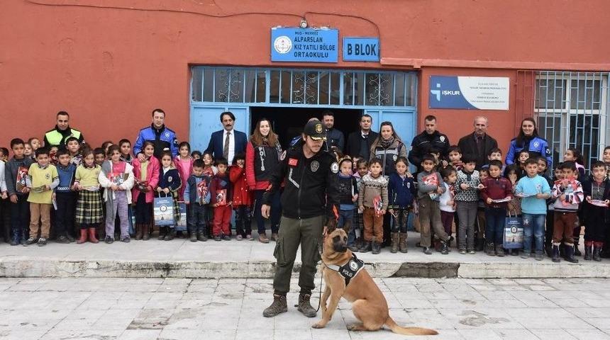 Polisten &Ouml;ğrencilere G&uuml;venlik Eğitimi