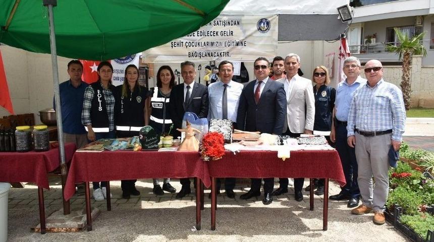 &Ccedil;i&ccedil;ek Festivalinde, Polis Eşleri Şehit &Ccedil;ocuklarına Burs Topladı