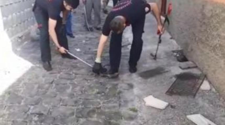 Kanalizasyonda Mahsur Kalan Yavru Yılanı İtfaiye Kurtardı