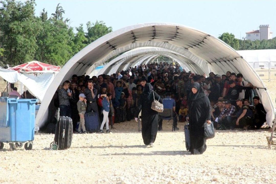 Bayram İ&ccedil;in &Uuml;lkelerine Giden Suriyelilerin Sayısı 10 Bini Aştı